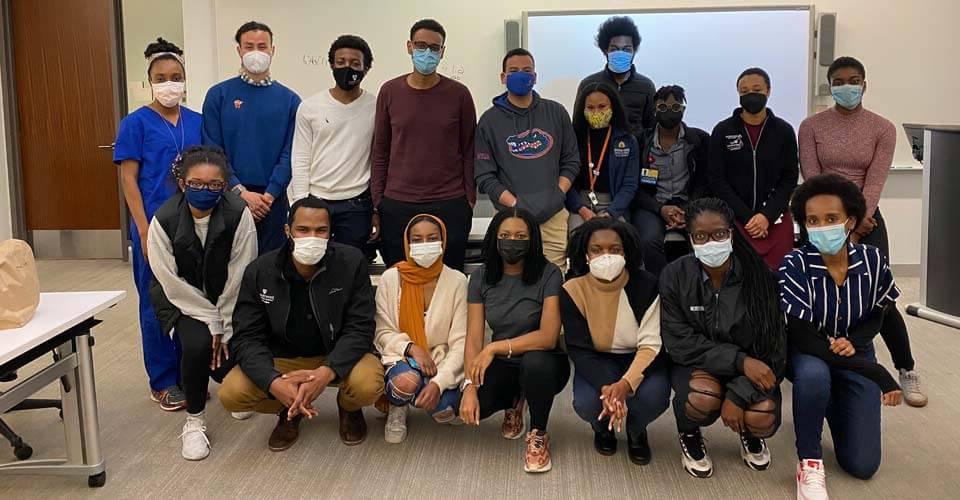 霍普金斯大学的学生在教室里戴着面具