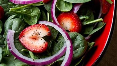 Spinach salad with strawberries and onions
